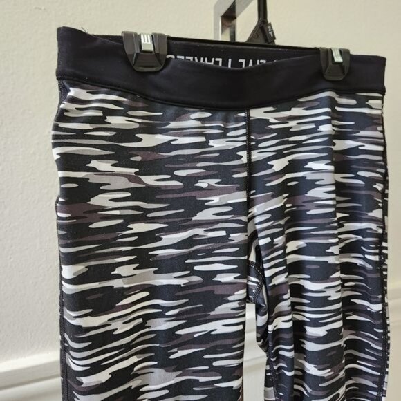 Nike Dri-fit  Pro Camo Capri Length Leggings Size Medium - Picture 5 of 13